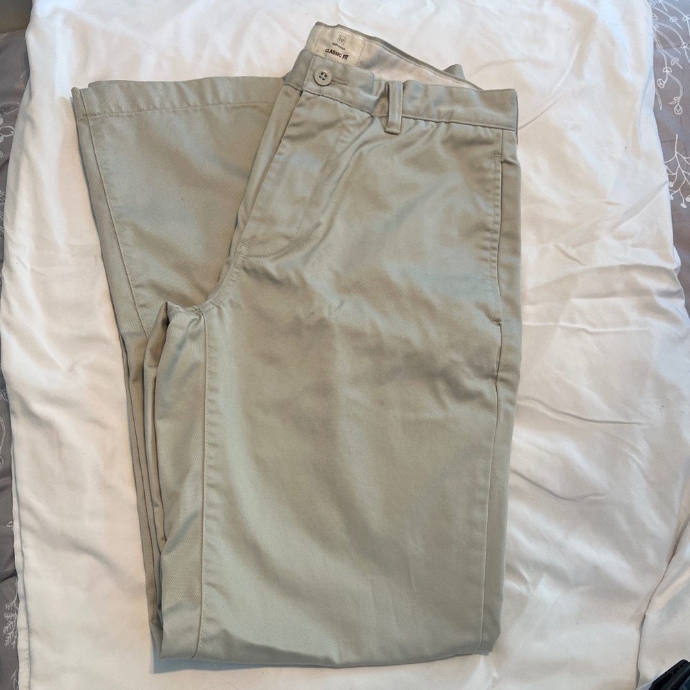 Men’s Gap Khaki Pants Size 32x34 EUC